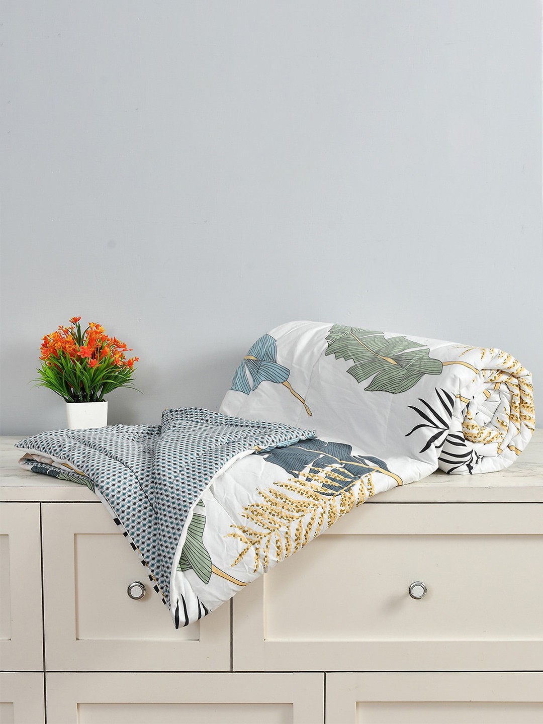 Unisex Off White Blankets Quilts and Dohars